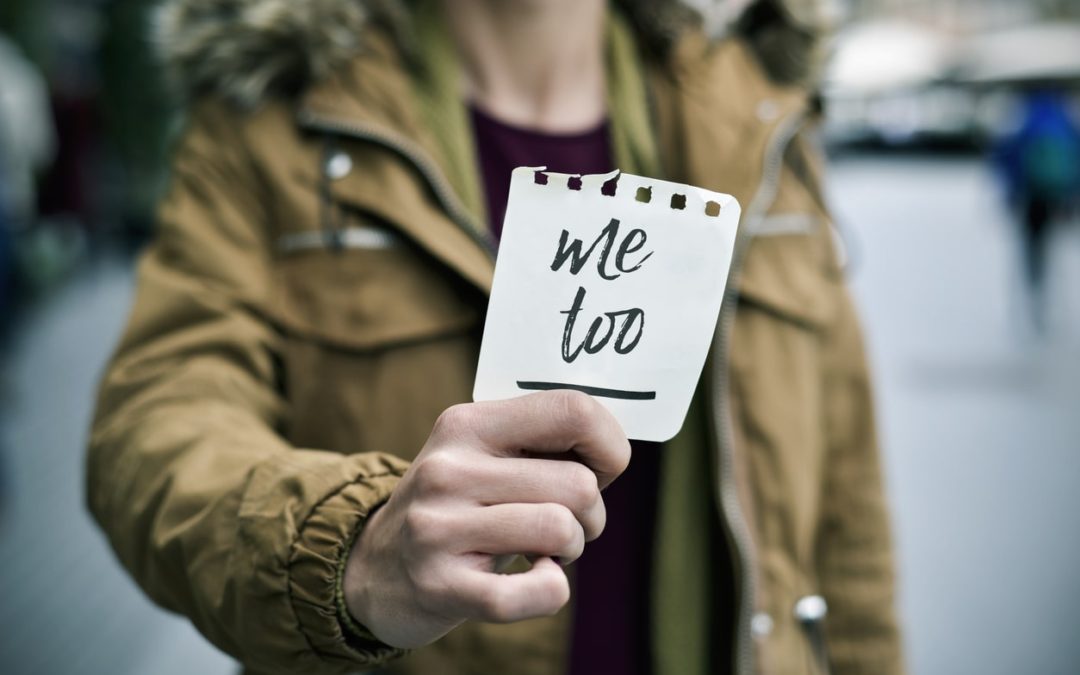 woman showing a note with the text me too